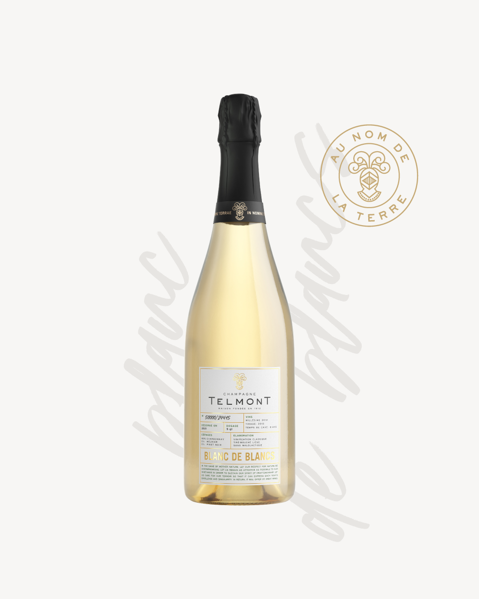 Ouvrir l&amp;#39;image dans le diaporama, Un packshot d&amp;#39;une bouteille de Blanc de Blancs, Champagne Telmont, inscription au fond, cachet Telmont à droite
