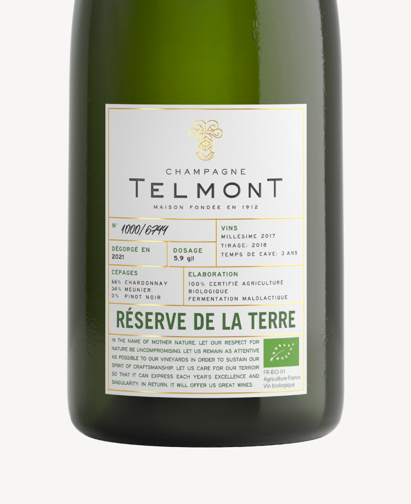 Un gros plan sur l'étiquette de la bouteille Réserve de la Terre de Champagne Telmont